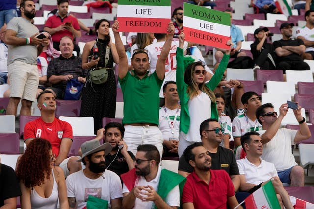 Los iraníes protestan por el trato del régimen a las mujeres en el choque de la Copa del Mundo contra Inglaterra