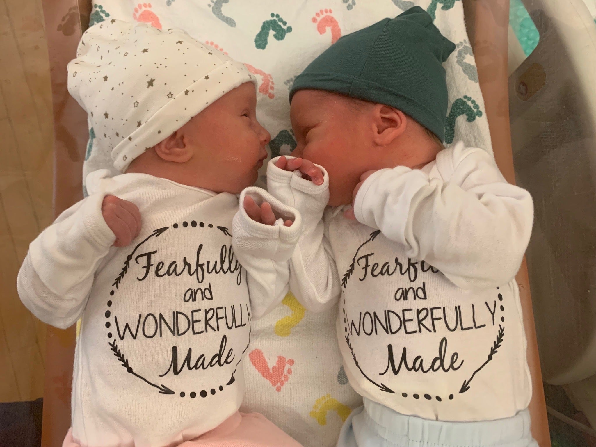 Los gemelos Lydia y Timothy Ridgeway nacieron el 31 de octubre de 2022 de embriones congelados en 1992