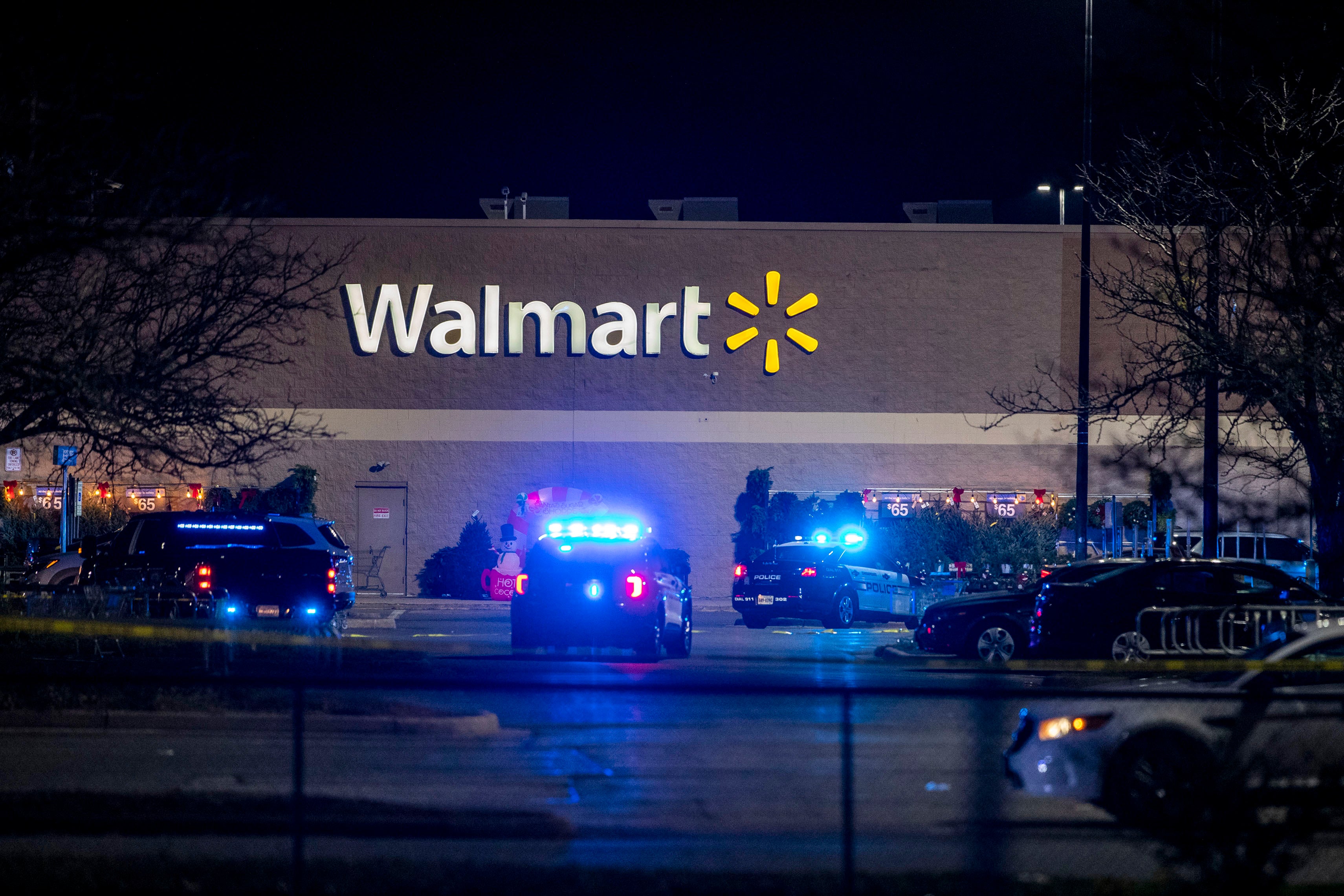La policía llega a la escena de un tiroteo masivo en una tienda Walmart en Chesapeake