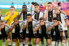 Jugadores alemanes se cubren la boca en protesta contra FIFA
