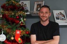 Fallece el padre con cáncer terminal que se volvió viral por una fiesta navideña anticipada