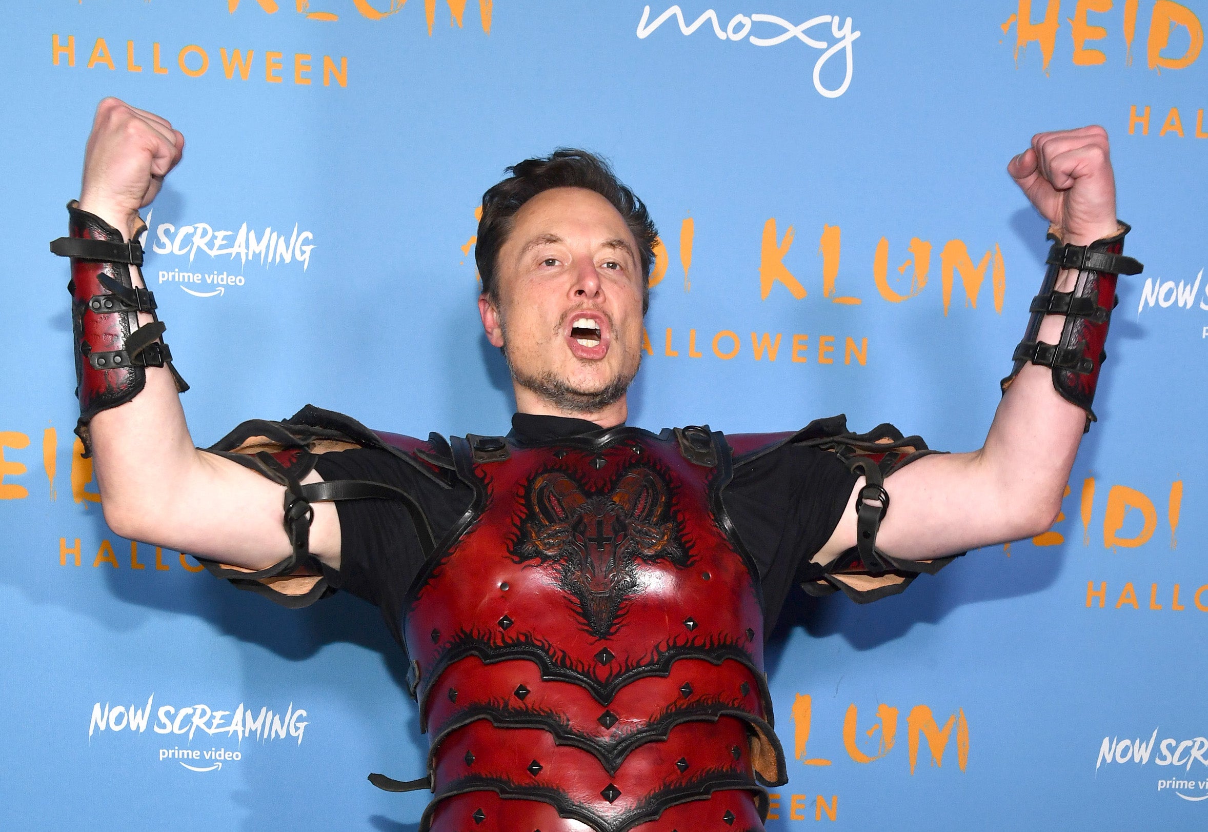 Elon Musk revela que duerme con dos pistolas y varias latas de Coca-Cola light