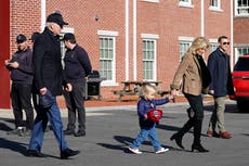 Biden visita a bomberos por el Día de Acción de Gracias