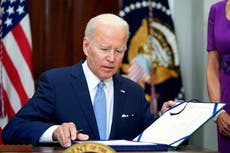 Biden y demócratas presionan para prohibir "armas de asalto"