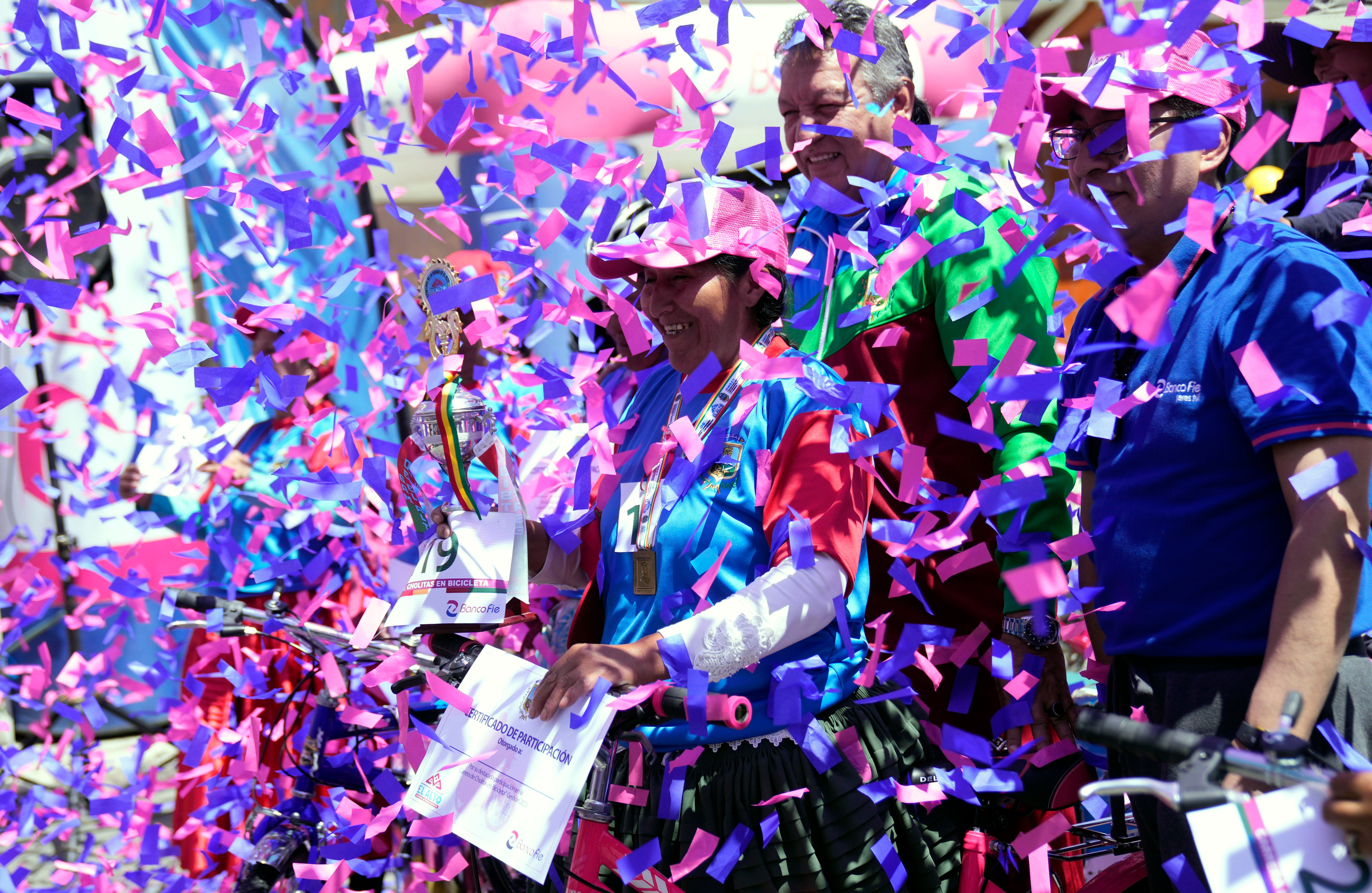 BOLIVIA-CHOLITAS EN BICICLETA