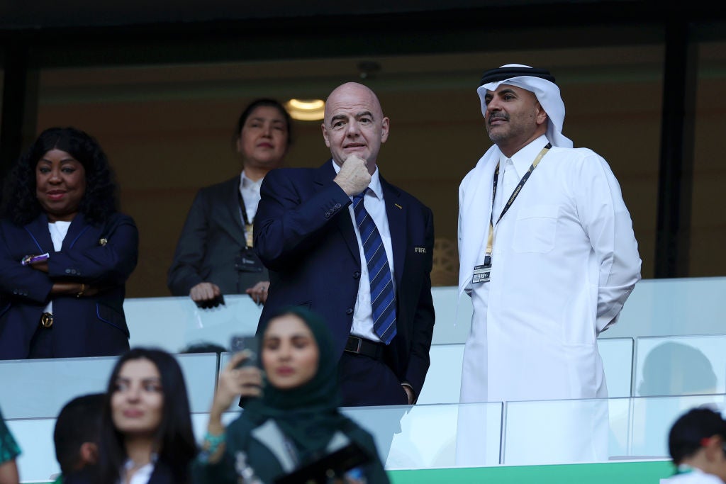 Gianni Infantino, presidente de la FIFA, es visto antes del partido entre Polonia y Arabia Saudita