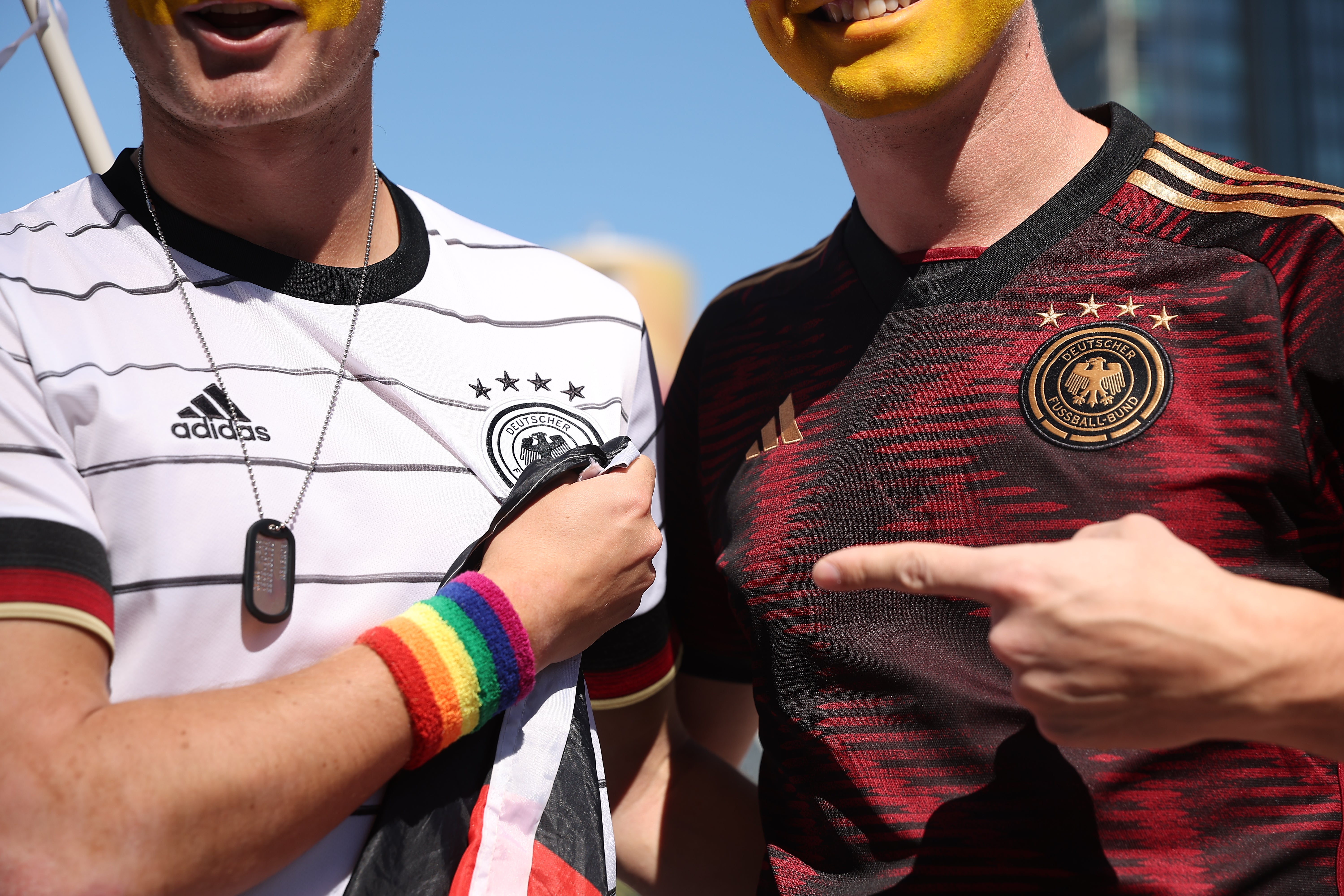 Aficionados de Alemania usan una muñequera de arcoíris en Qatar