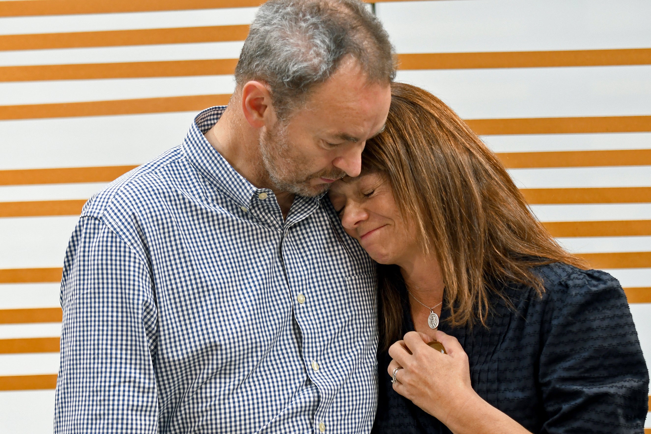 Simon y Sally Glass se consuelan durante una emotiva rueda de prensa sobre el fallecimiento de su hijo, Christian Glass, el 13 de septiembre de 2022