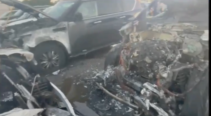 Los restos calcinados de los vehículos alquilados para la visita de Joe Biden a Nantucket que se incendiaron