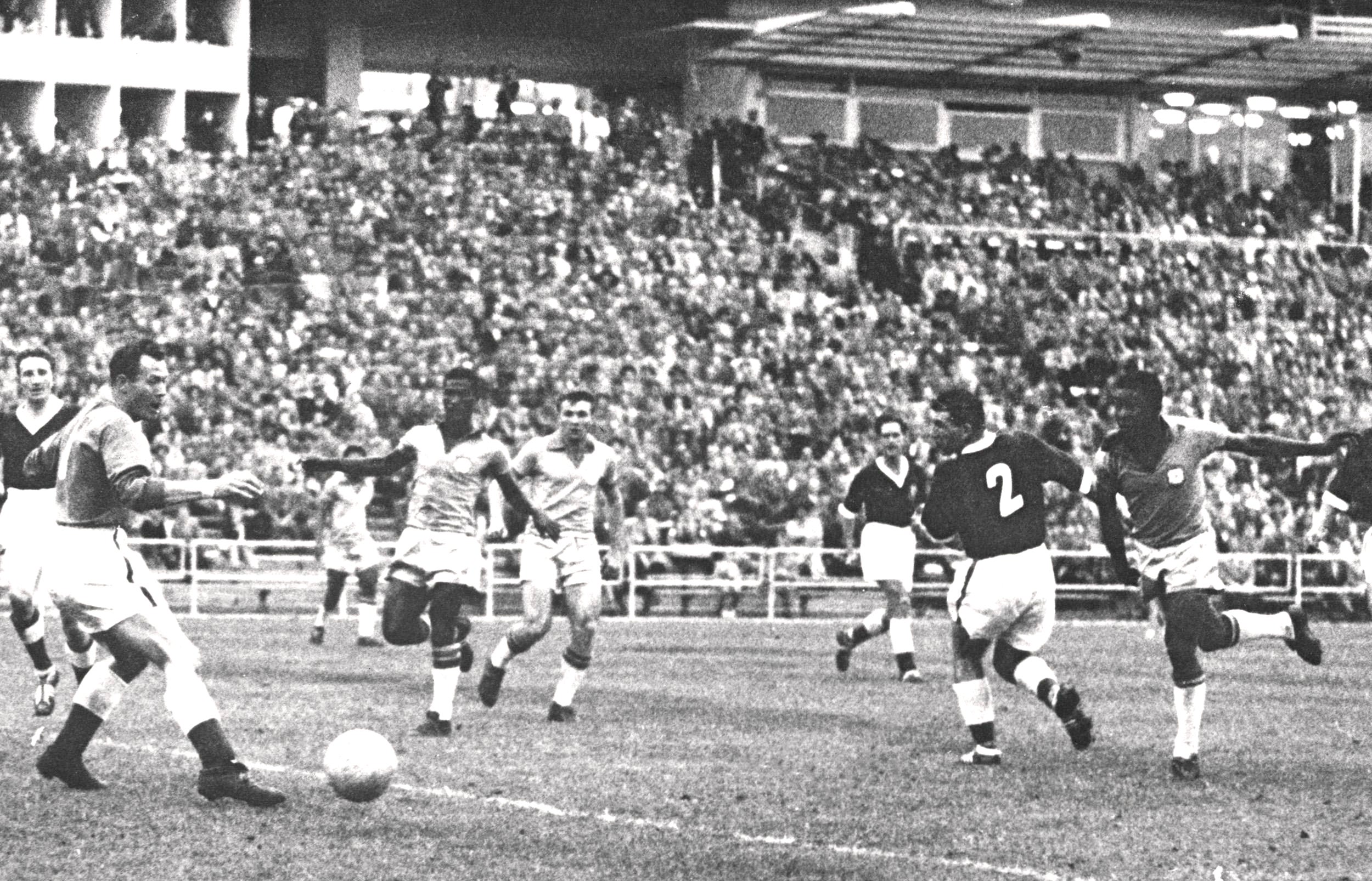 Un Pelé de 17 años anota contra Gales en el Mundial de 1958