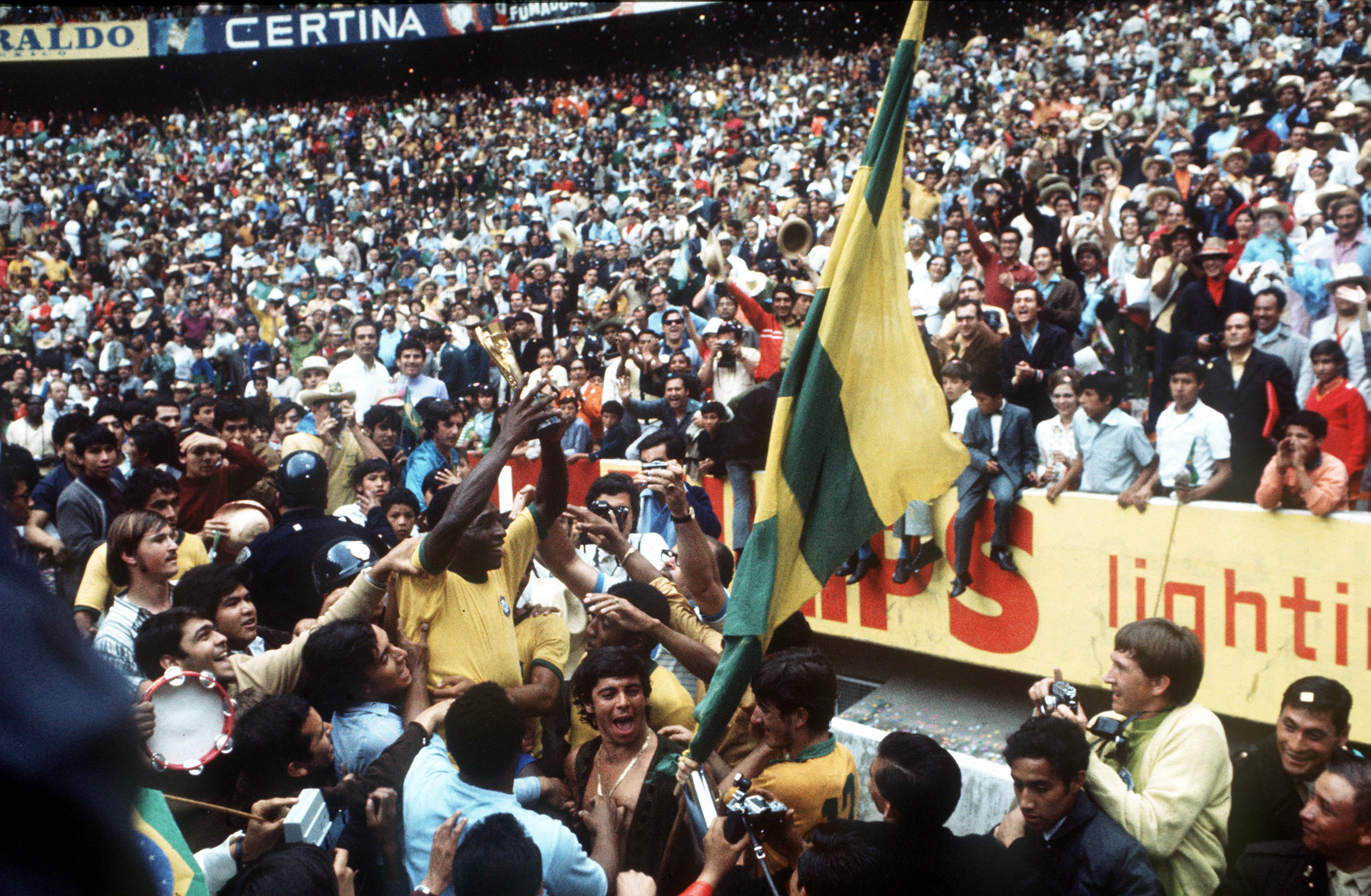 Pelé sostiene en alto el trofeo de la Copa del Mundo —el tercero suyo y de Brasil— en 1970