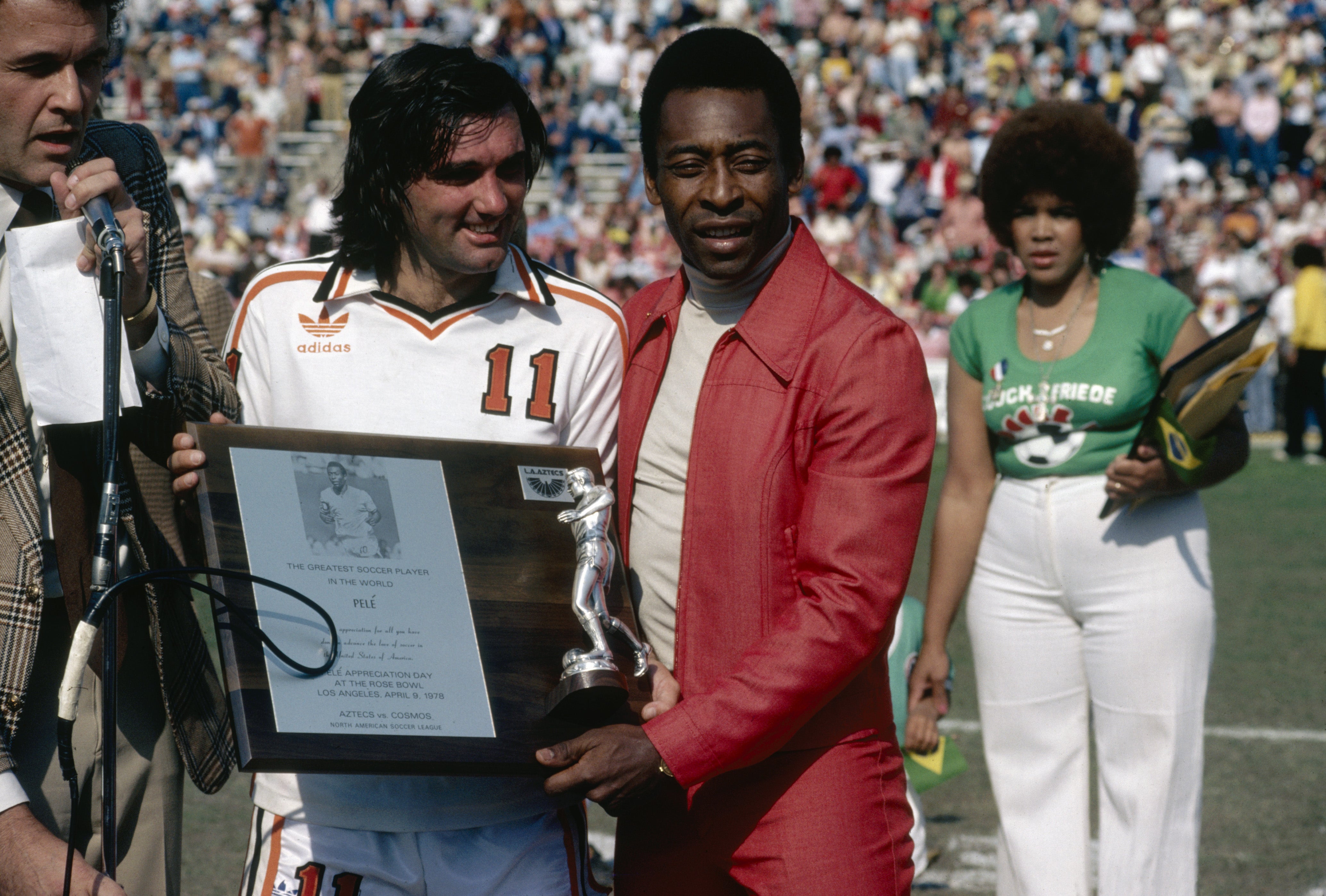 Leyendas del fútbol: George Best entrega una placa a Pelé en el estadio Rose Bowl de California en 1978
