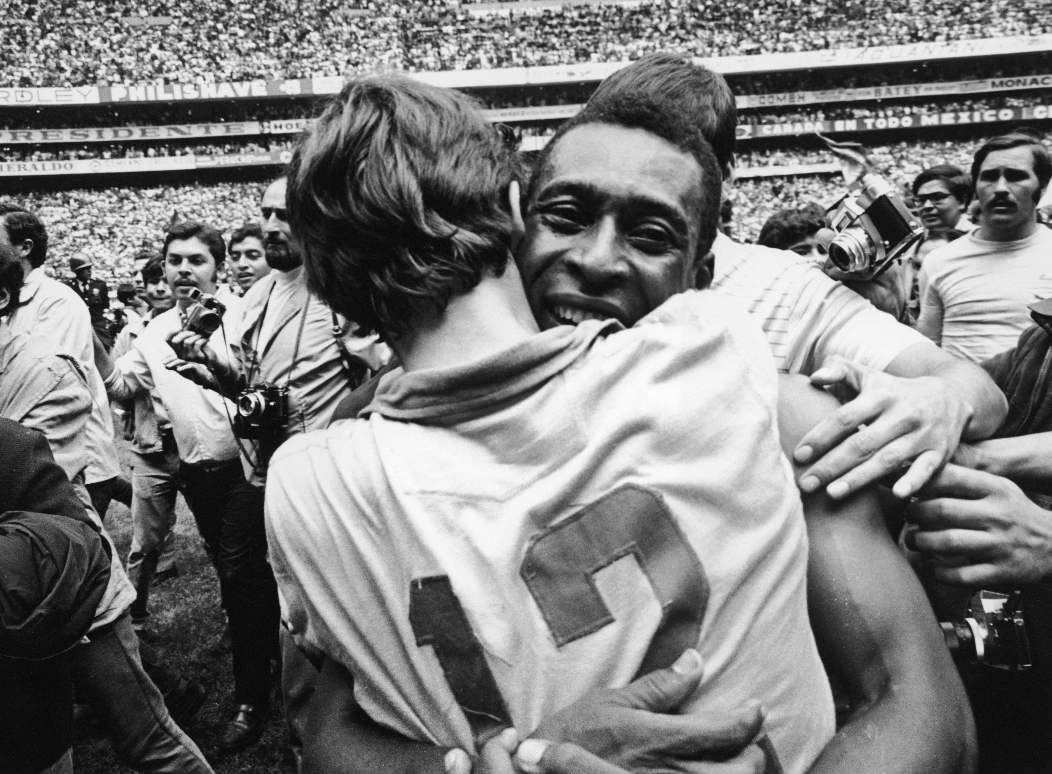 Pelé abraza al portero Ado después de que Brasil derrotara a Italia en la final de la Copa Mundial de 1970