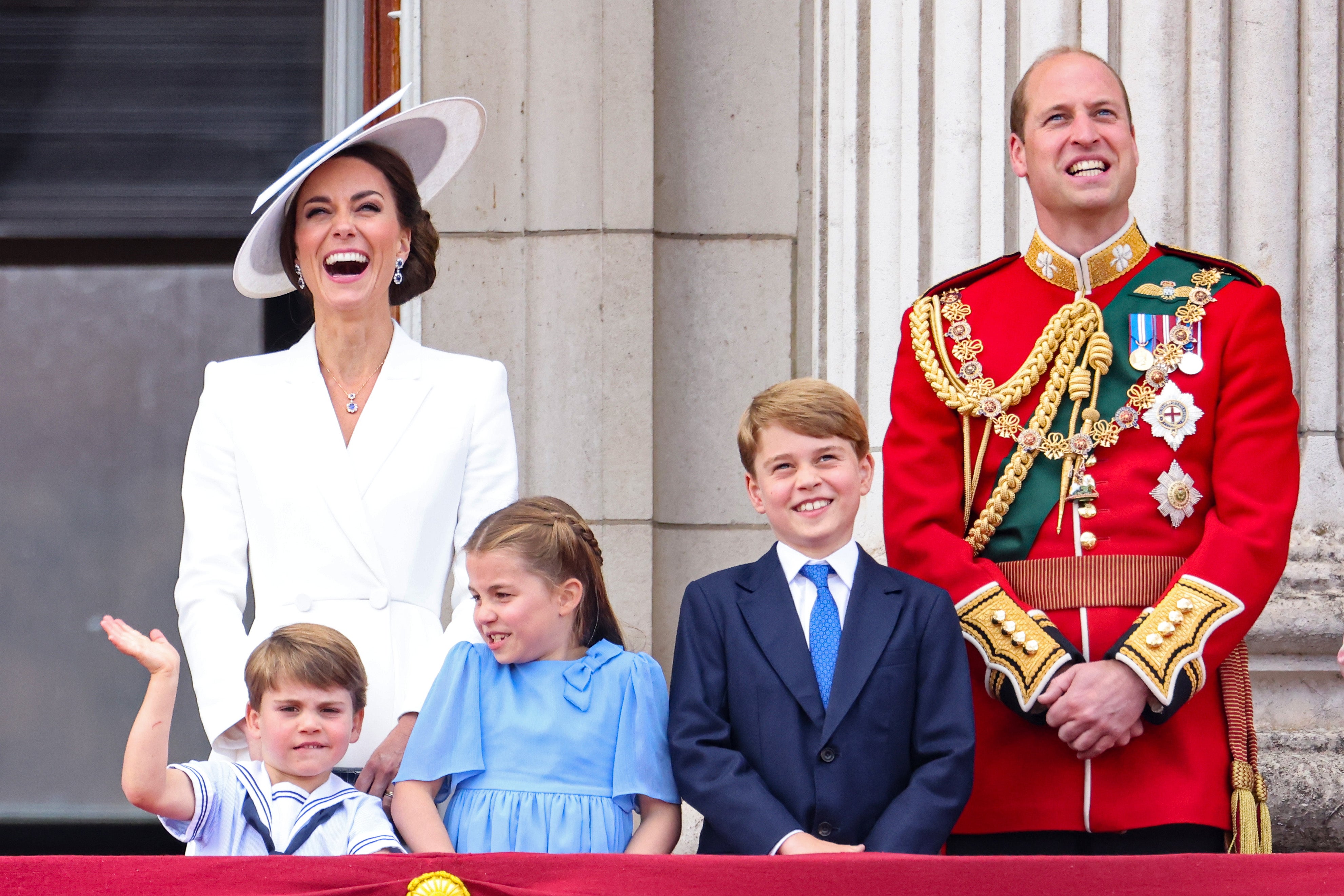 El príncipe William y sus tres hijos George, Charlotte y Louis, son los próximos en la línea de sucesión