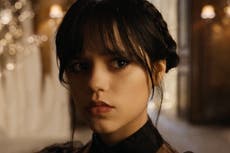 Público reprocha que Jenna Ortega grabara una escena de ‘Merlina’ enferma de covid-19