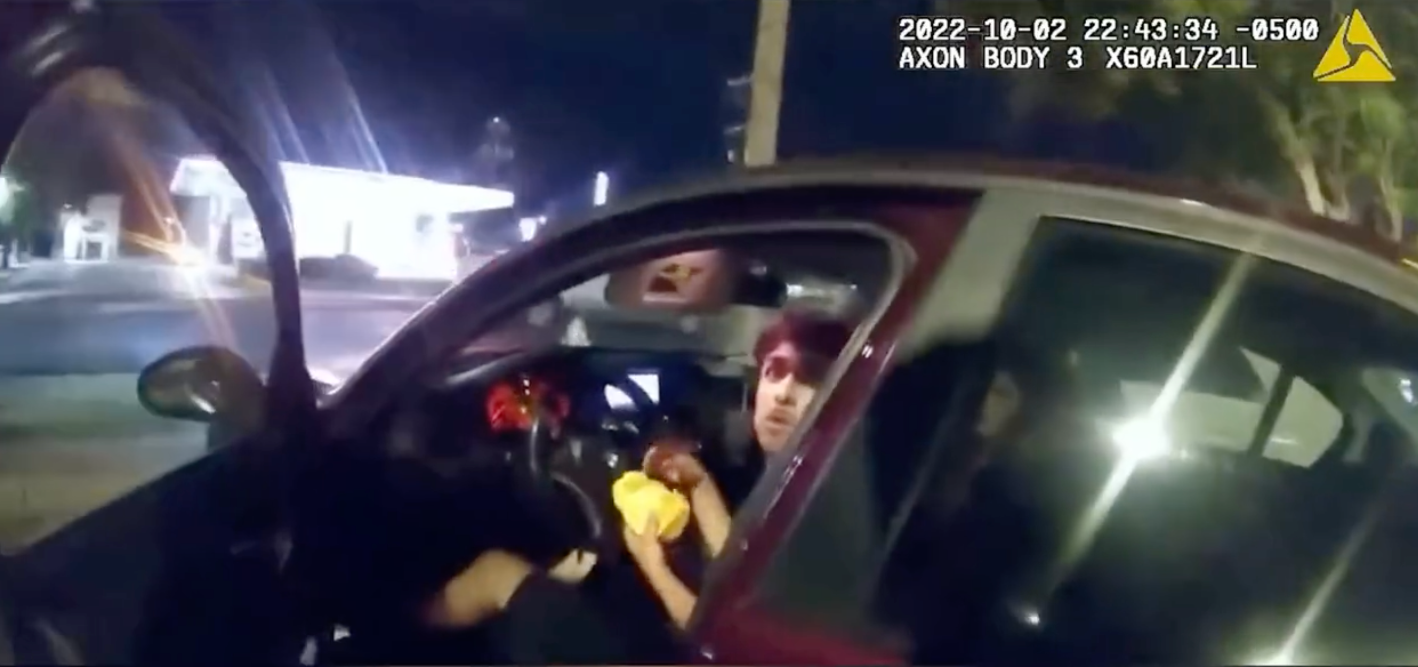 Expolicía disparó a joven latino que comía hamburguesa y es acusado de asesinato