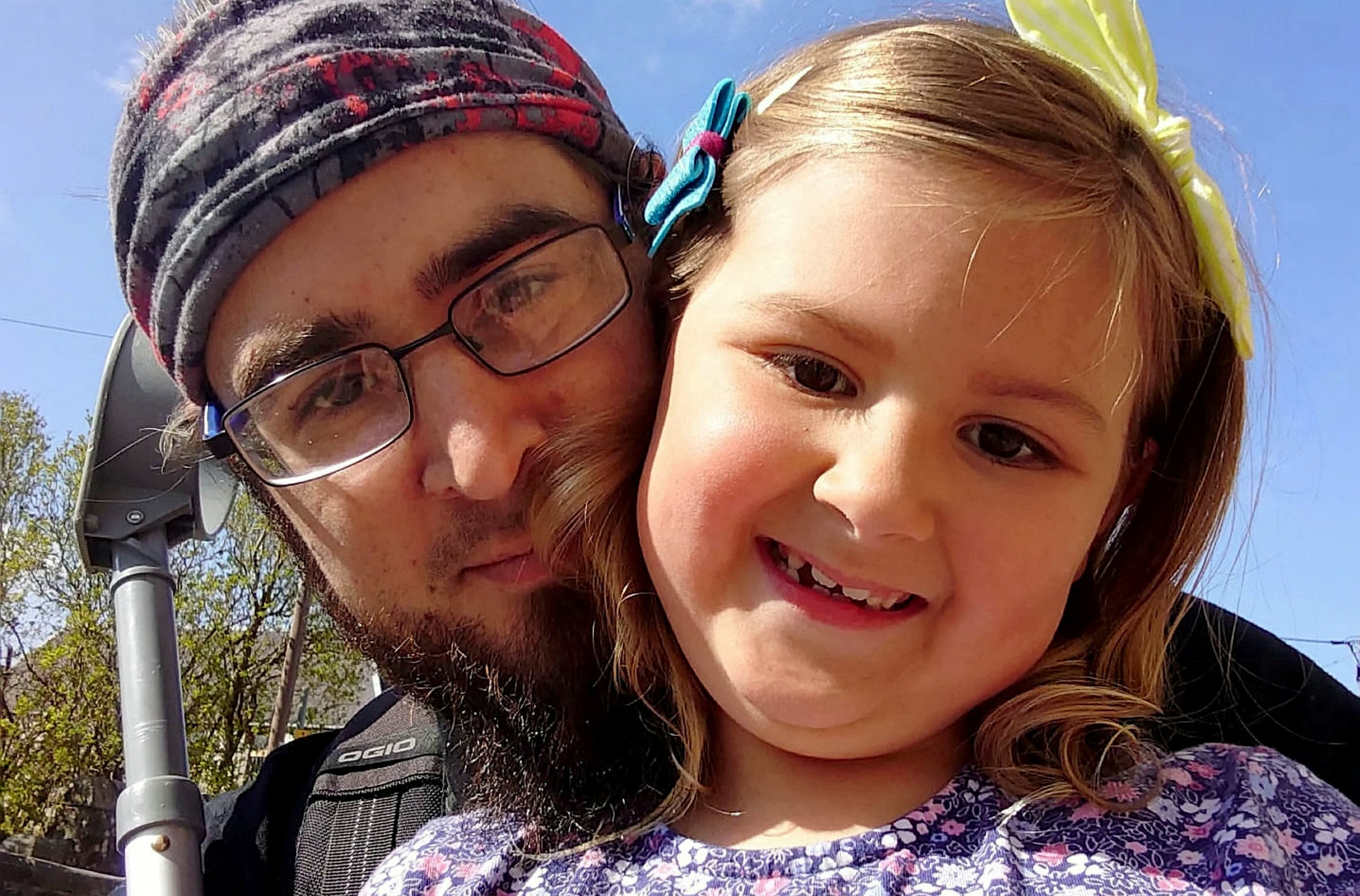 Padre paralizado por esclerosis múltiple se recupera tras probar tratamiento con cannabis medicinal 