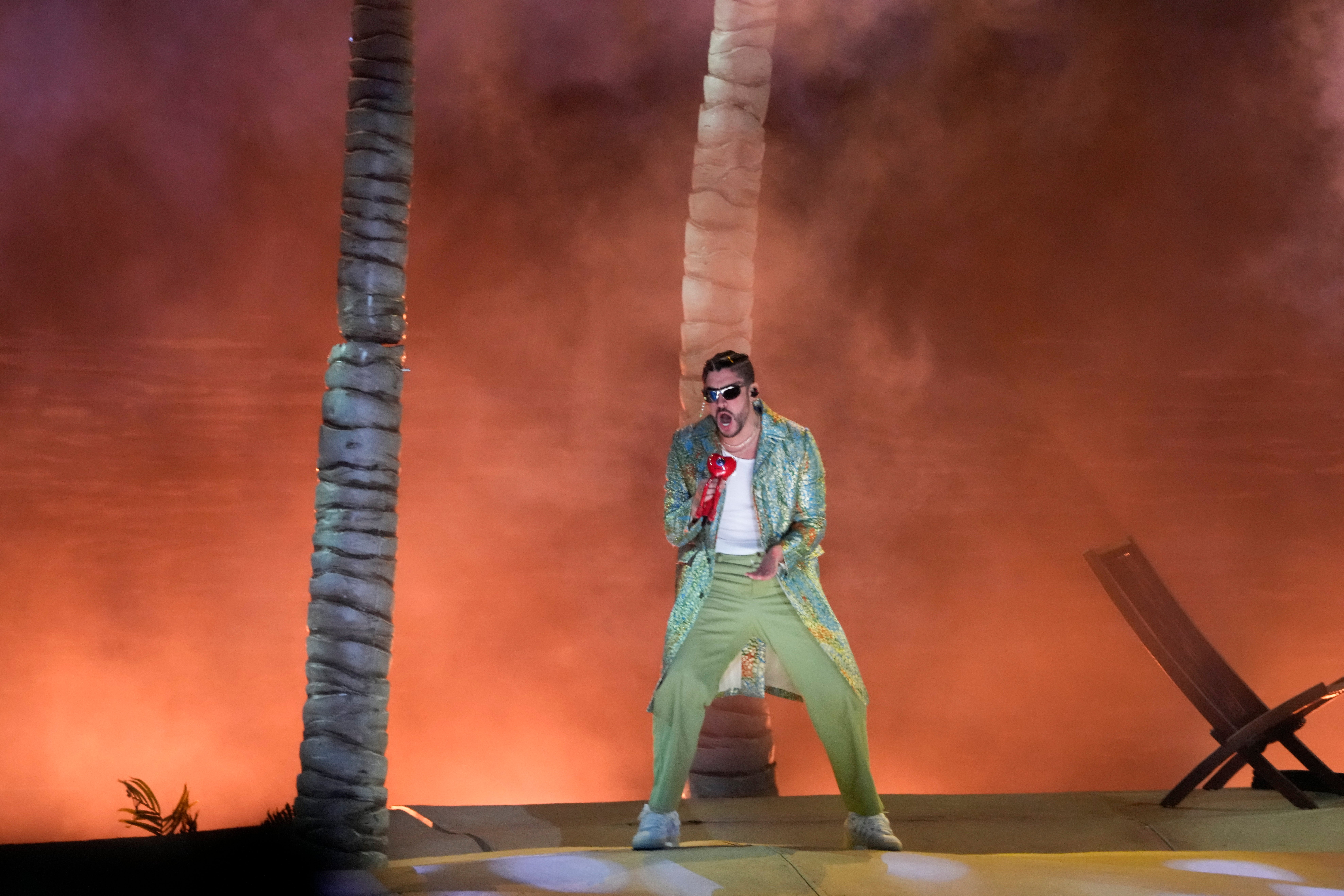 Bad Bunny cierra su gira en el Azteca, rodeado de amigos