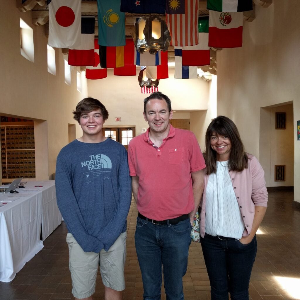 Christian Glass junto con sus padres, Sally y Simon Glass, oriundos de Inglaterra y Nueva Zelanda, respectivamente
