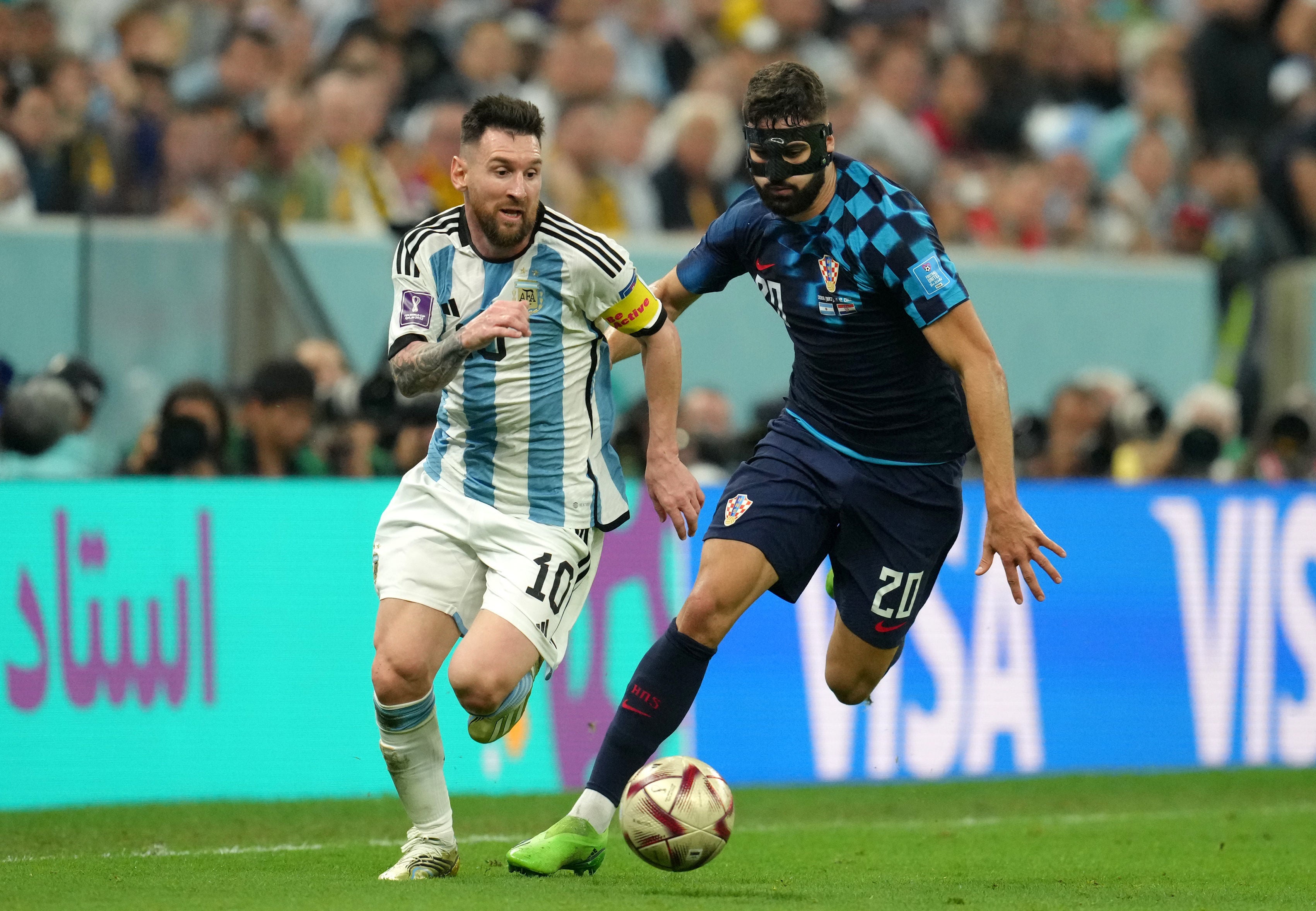 Lionel Messi regatea al defensa croata Josko Gvardiol