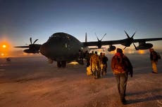 Santa Claus lleva alegría a poblados del norte de Alaska