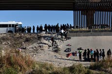 ‘Una crisis humanitaria’: El Paso lidia con el aumento de migrantes en las instalaciones fronterizas