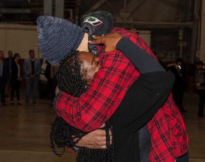 Brittney Griner abraza a su esposa Cherelle después de regresar a suelo estadounidense