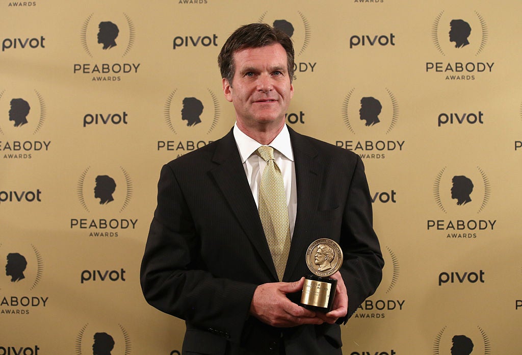 Drew Griffin posa con su premio en la 74ª Ceremonia Anual de los premios Peabody en el Cipriani Wall Street el 31 de mayo de 2015 en Nueva York