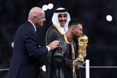 ¿Qué significado tiene la capa que le pusieron a Lionel Messi en la premiación de la Copa del Mundo?