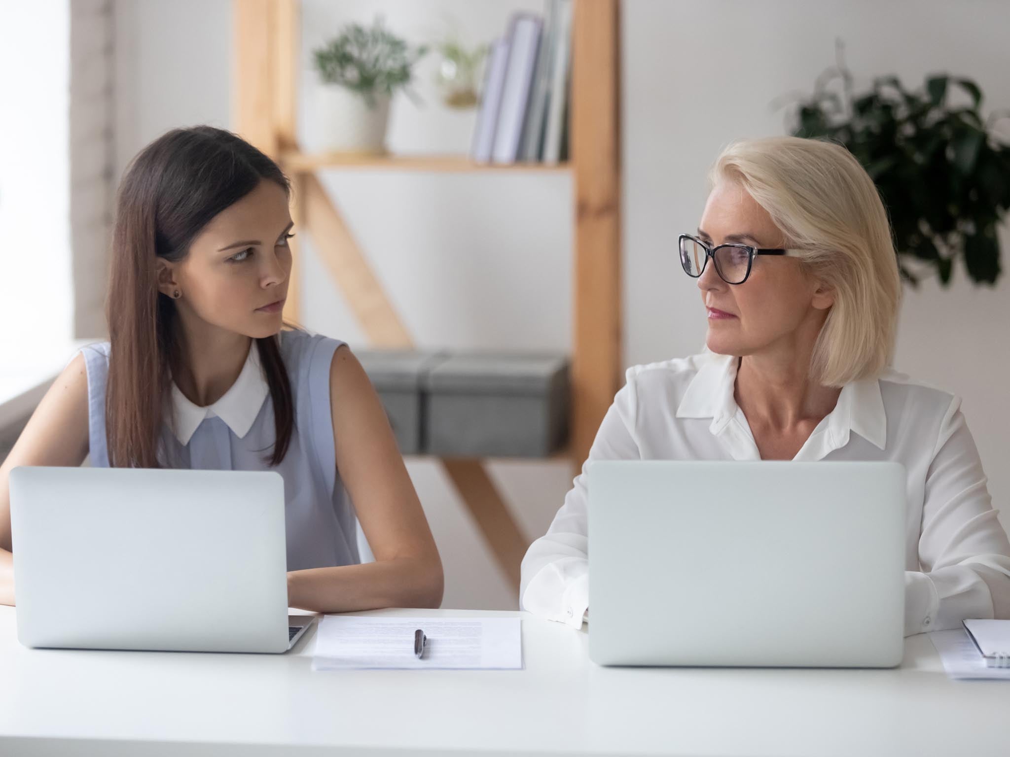 Una encuesta revela que el 38 % de las mujeres trabajadoras temen que la edad afecte su carrera, especialmente en relación con su salud y la menopausia