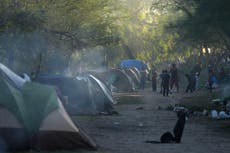 Migrantes esperan entre el frío fallo sobre asilo en EEUU