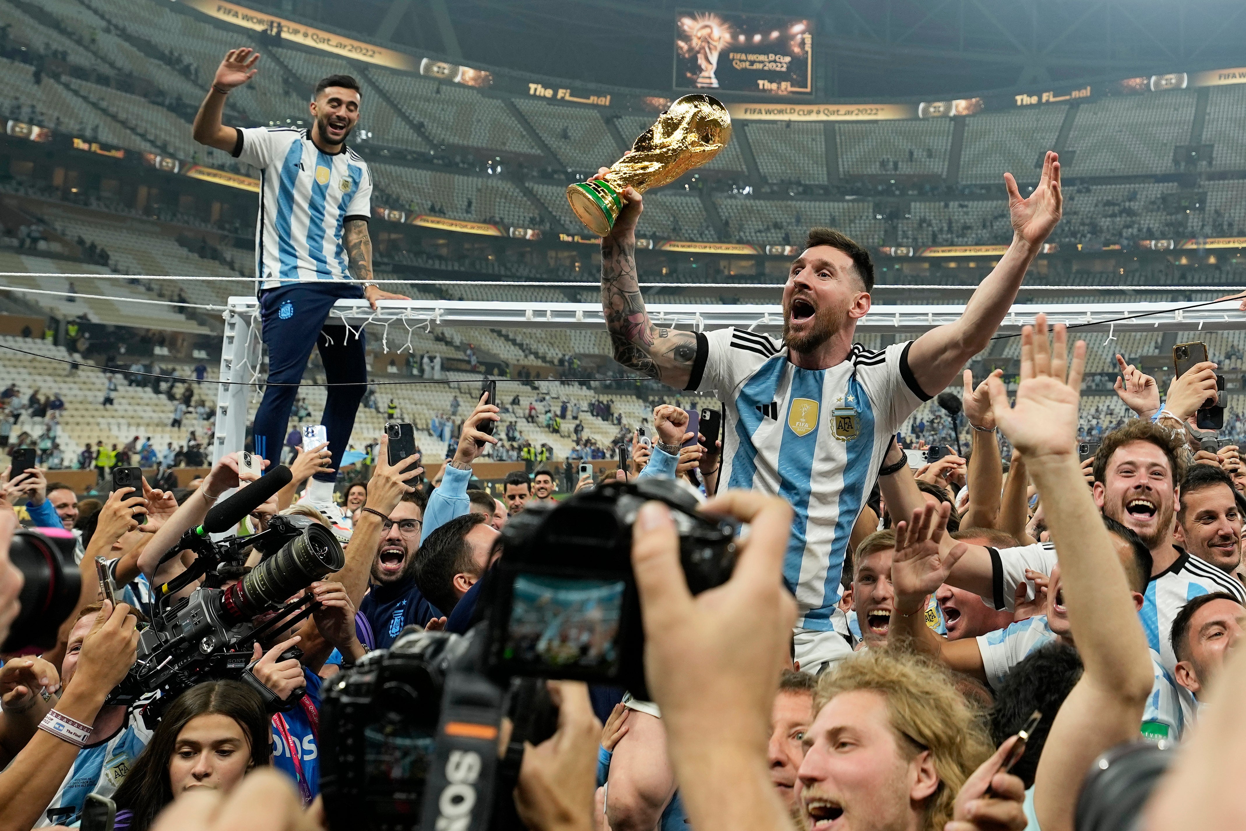 Messi celebra con la Copa del Mundo la gloria de Argentina