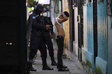 Reclusos narran torturas sufridas durante encarcelamiento masivo ordenado por Bukele en El Salvador