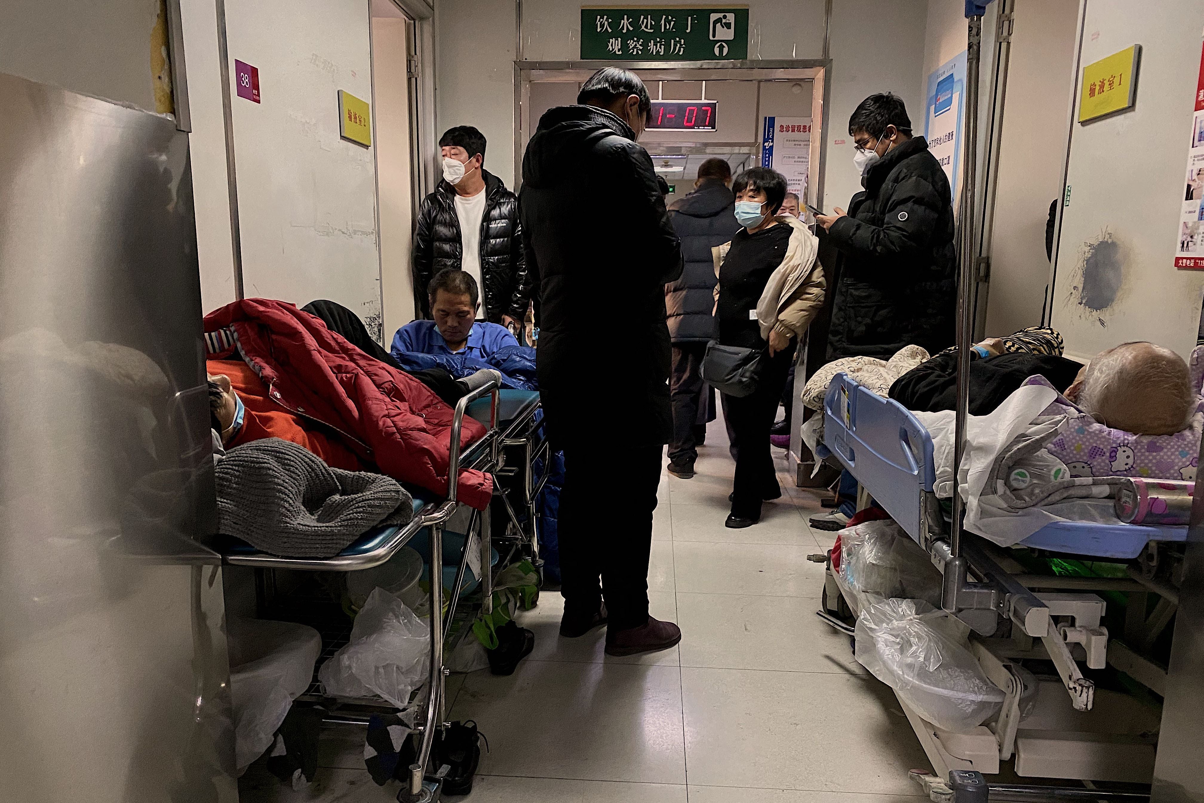 Pacientes de covid-19 en camillas en el hospital Tianjin First Center de Tianjin el 28 de diciembre de 2022