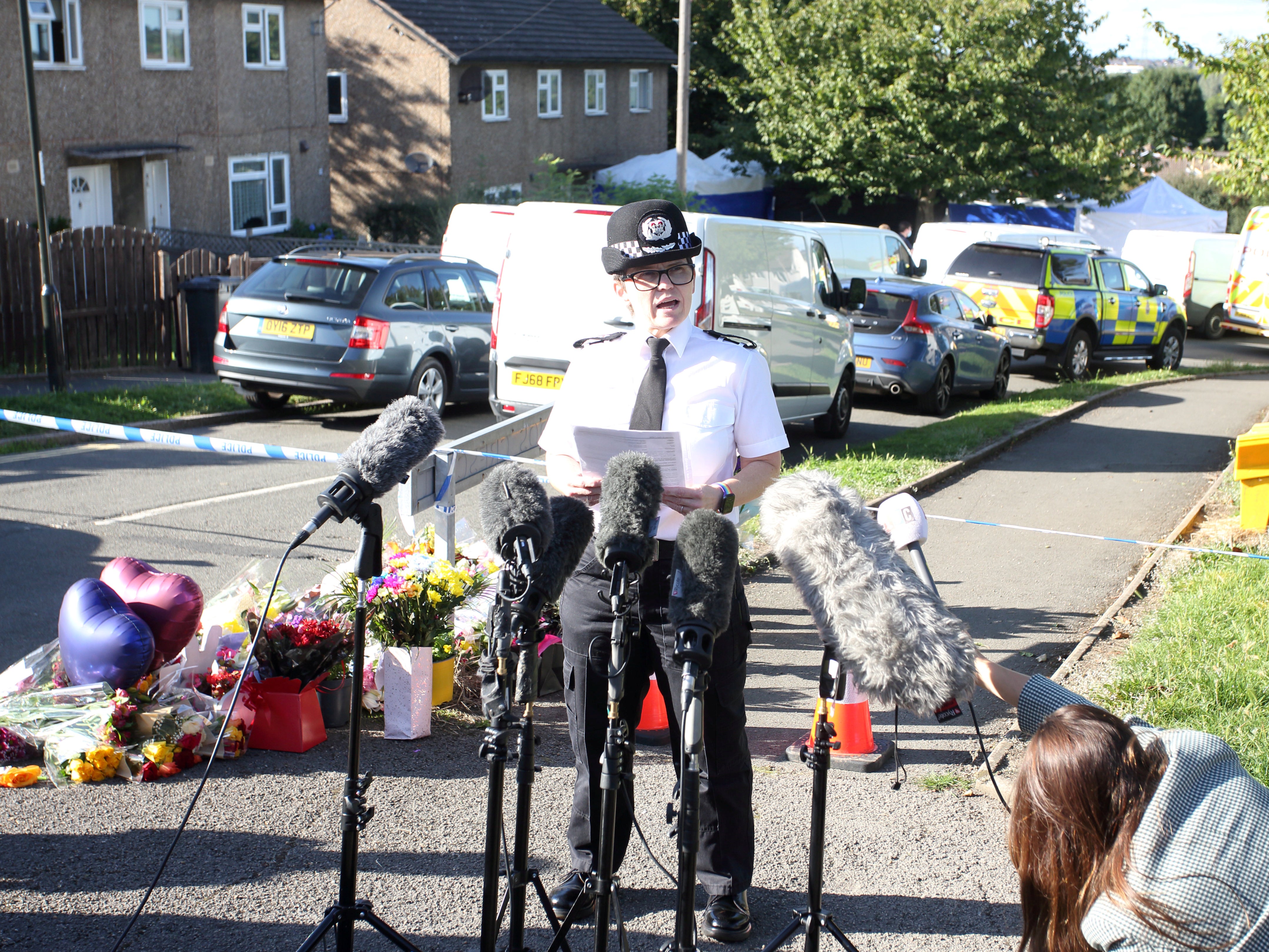 Rachel Swann, agente jefa de la policía de Derbyshire, habla con los medios de comunicación en la escena del crimen