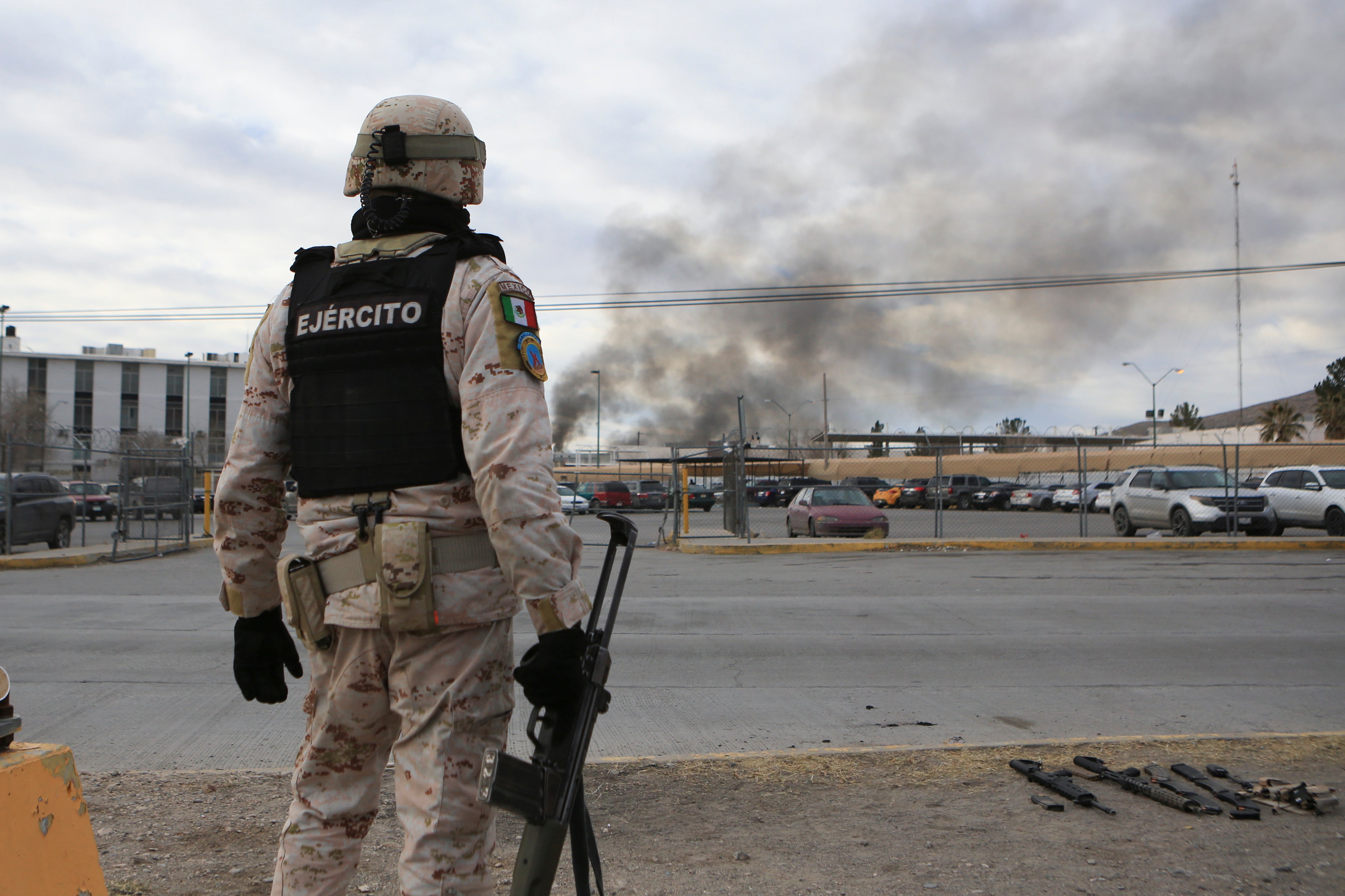 Un soldado mexicano monta guardia fuera de la cárcel de la Ciudad Juárez después de la fuga de docenas de presos el 1 de enero