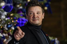 Jeremy Renner hospitalizado tras lesionarse quitando nieve