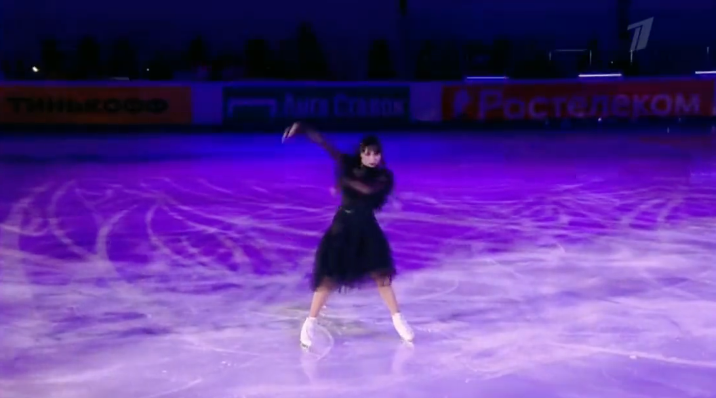 Patinadora sobre hielo realiza baile de Merlina en un campeonato y se vuelve viral