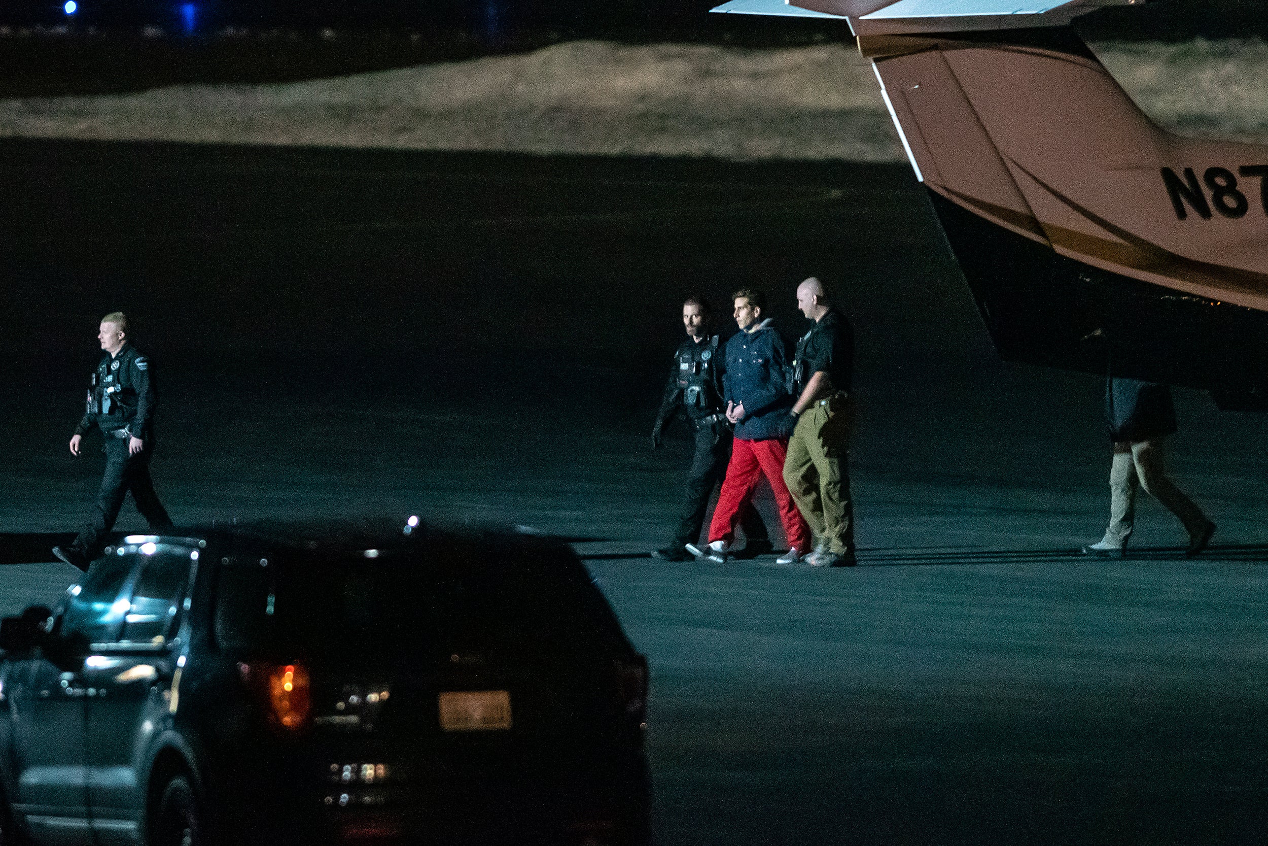 Bryan Kohberger es escoltado por la pista tras aterrizar en el estado de Washington