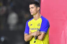 Posponen debut de Ronaldo en Al-Nassr por haber tirado el teléfono de un aficionado