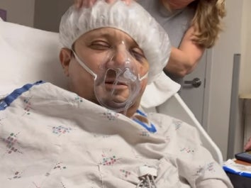‘¡Mira toda la sangre!’: Jeremy Renner publica el primer video desde hospital tras su accidente