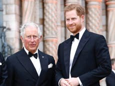 Príncipe Harry afirma que el rey Carlos bromeó sobre posibilidad de no ser su “verdadero padre” en nuevo libro