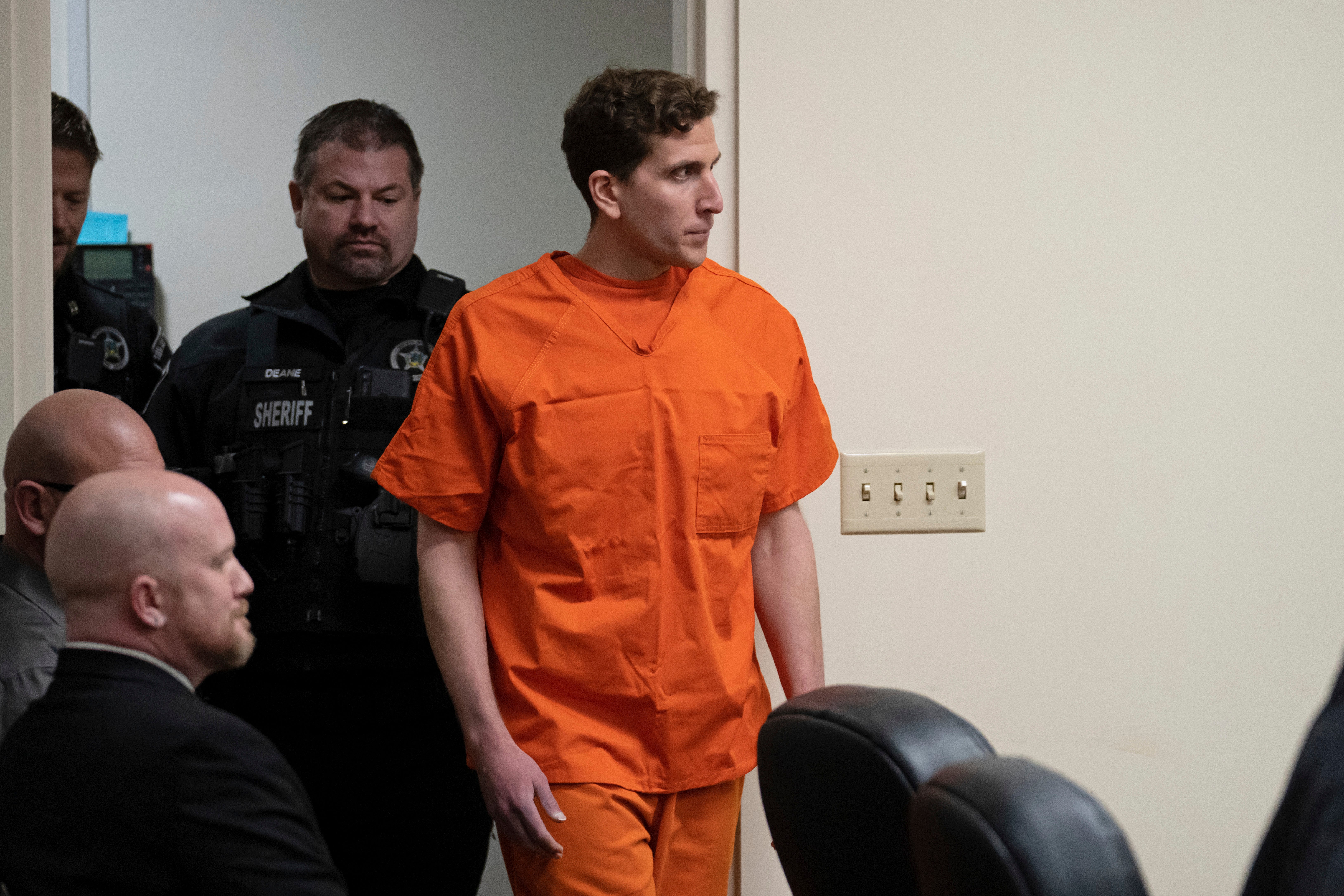 Bryan Kohberger, acusado de matar a cuatro estudiantes de la Universidad de Idaho en noviembre de 2022, es escoltado a una sala para una audiencia en el Tribunal de Distrito del Condado de Latah, el jueves 5 de enero de 2023, en Moscow, Idaho