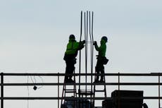 Leve caída del desempleo en EEUU combatiría inflación alta