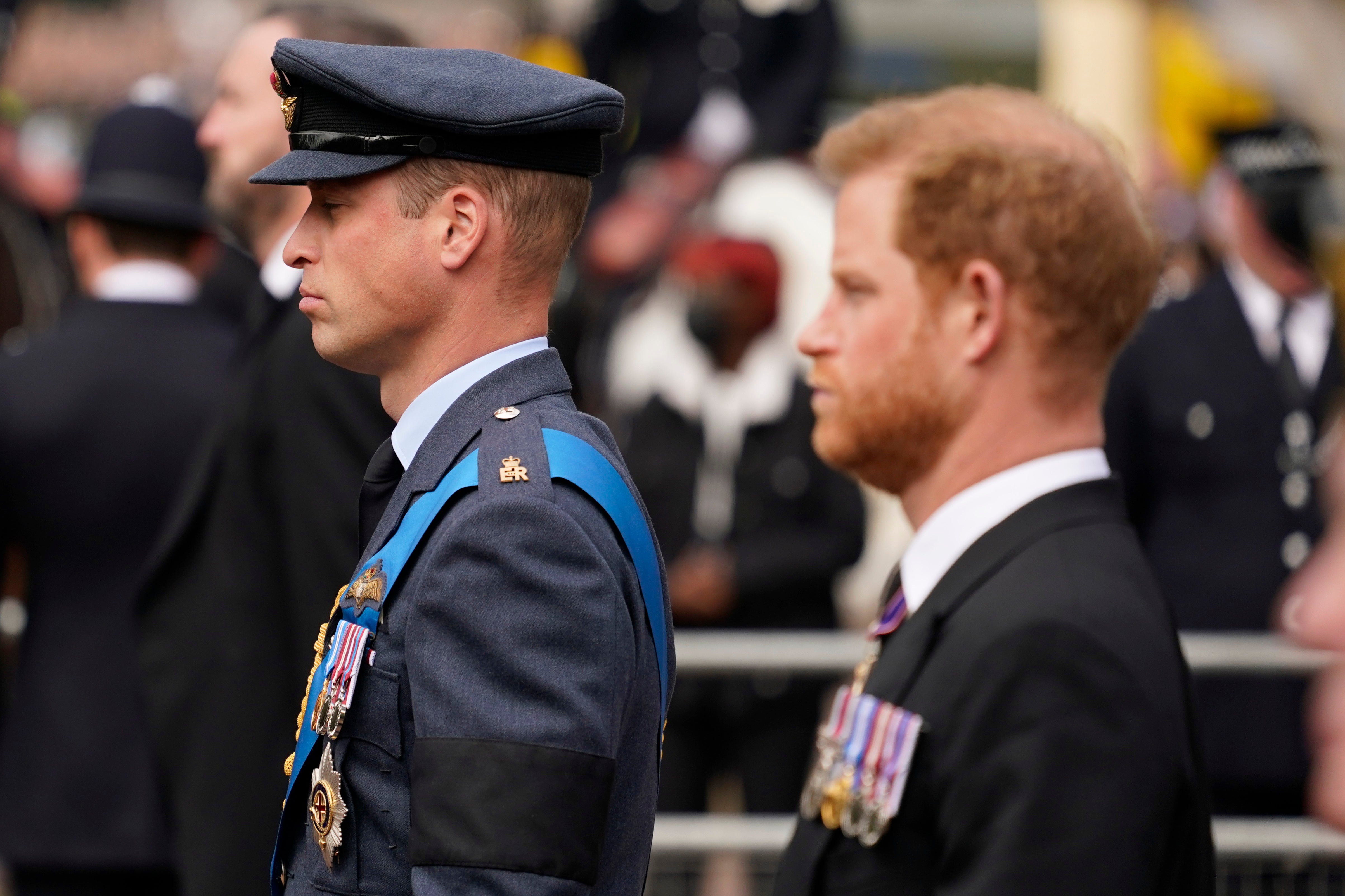 Los príncipes William y Harry asisten al funeral de su abuela