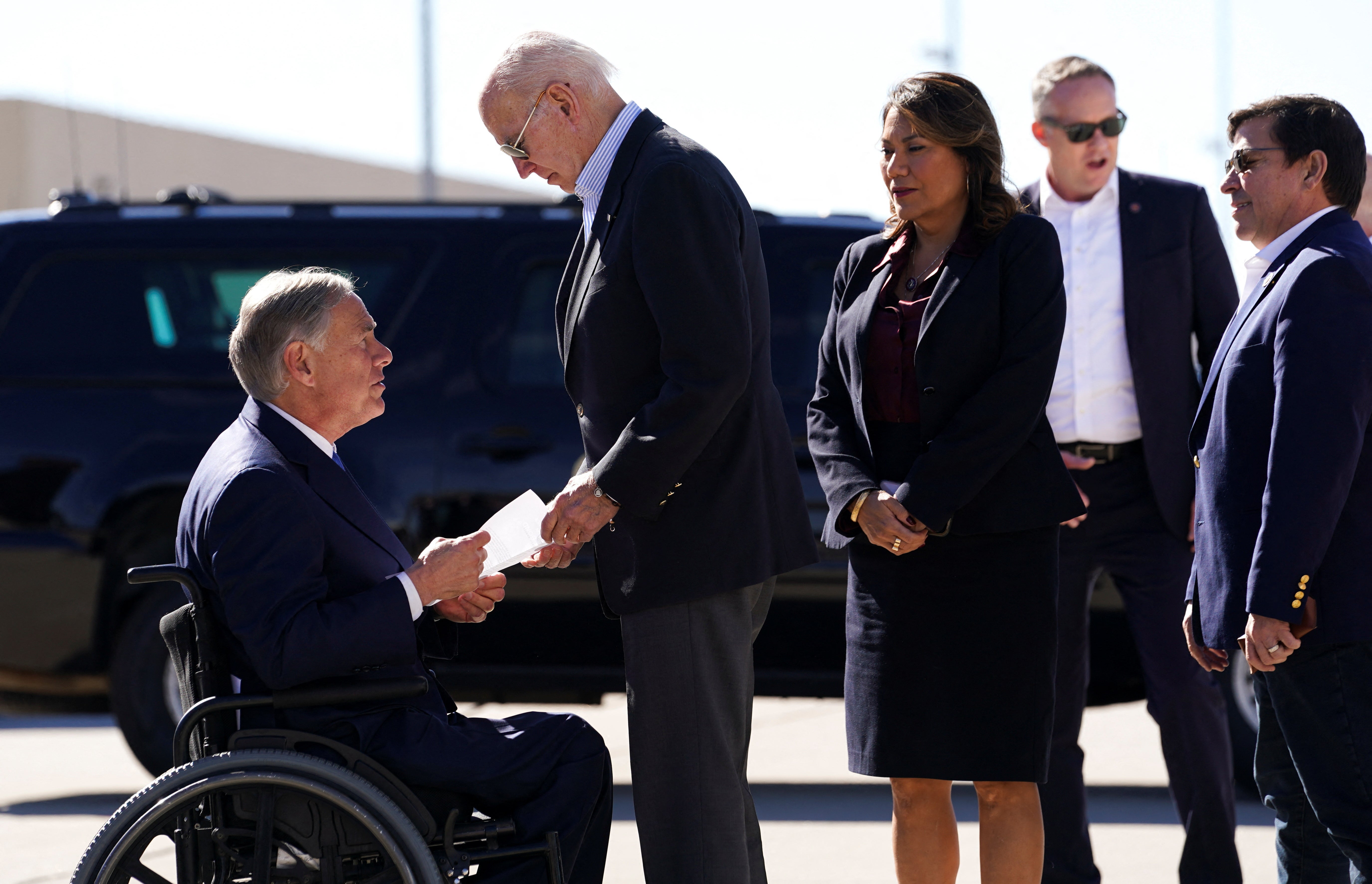 El presidente Joe Biden se reúne con el gobernador de Texas Greg Abbott en El Paso, Texas