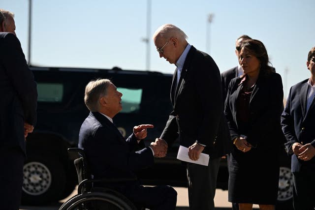 Greg Abbott se reúne con Joe Biden en el Aeropuerto Internacional de El Paso