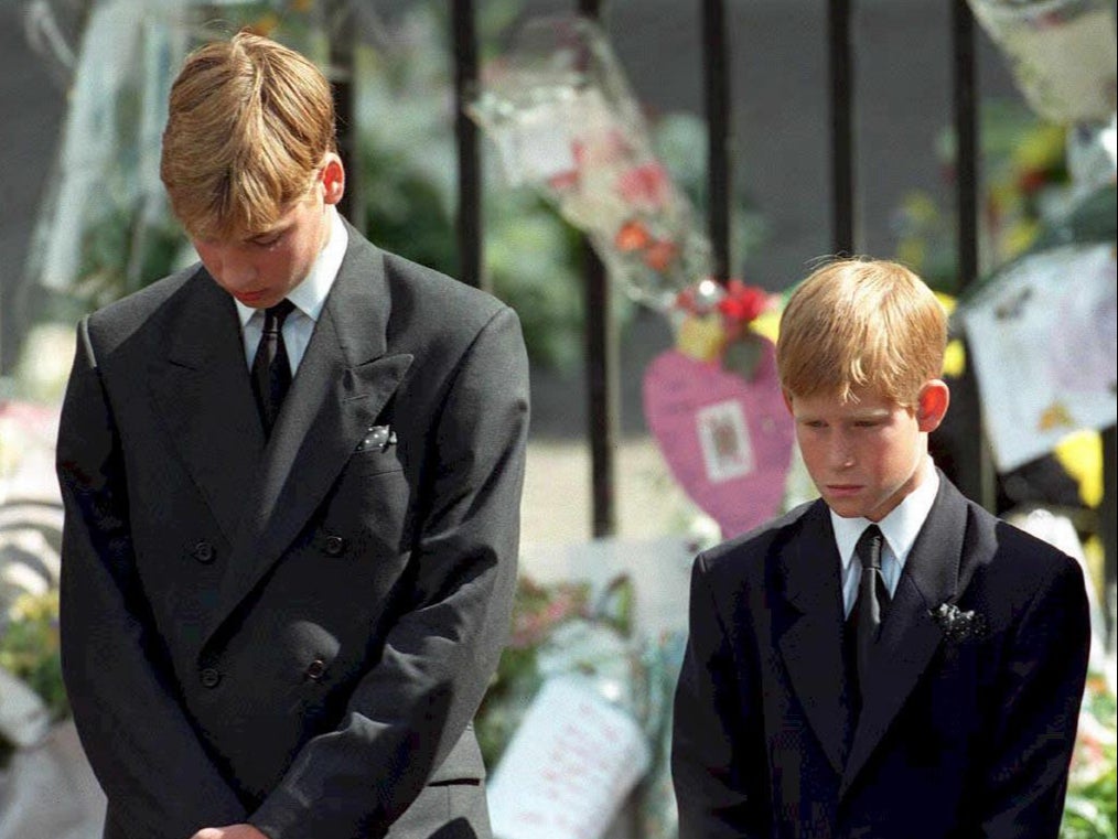 William y Harry agachan la cabeza mientras sacan el ataúd de su madre de la abadía de Westminster en 1997