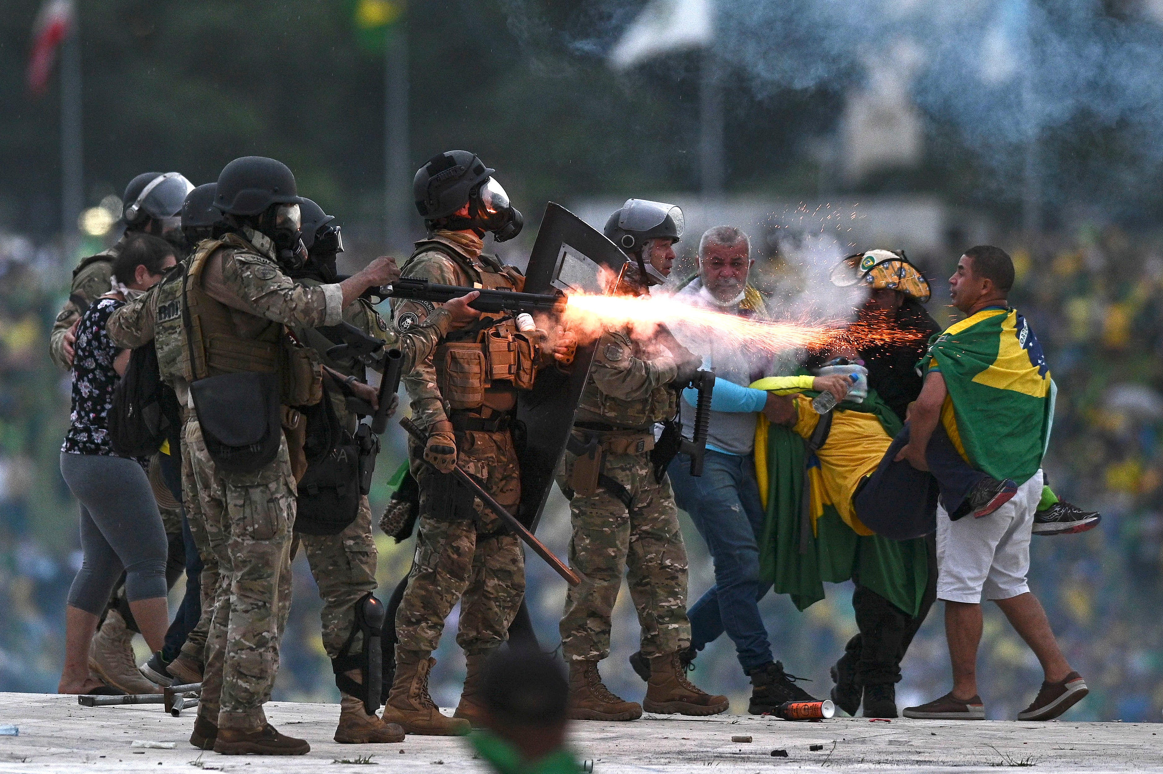 La policía se enfrenta a los partidarios de Bolsonaro durante los enfrentamientos
