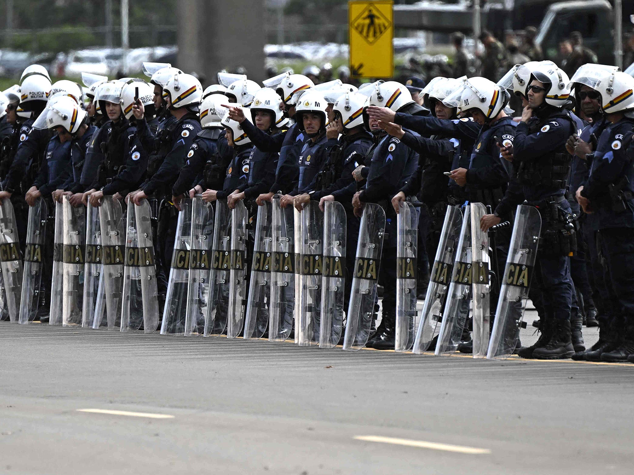 Fuerzas policiales montan guardia mientras soldados desmantelan un campamento de partidarios de Bolsonaro